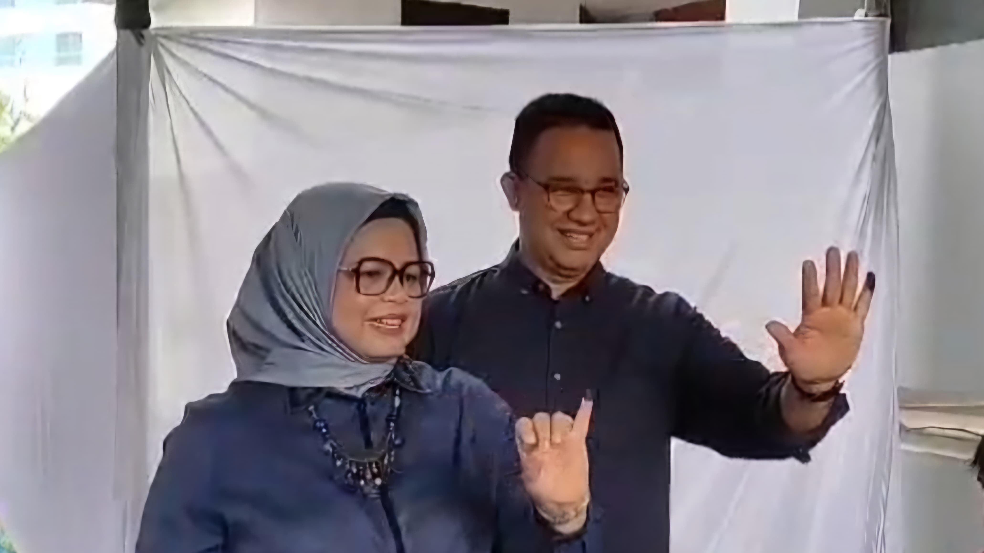 Mantan Gubernur Jakarta Anies Baswedan (kanan) setelah mencoblos di TPS. (BeritaNasional/Panji Septo)