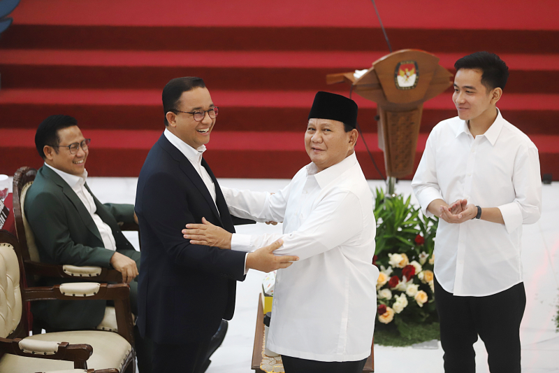 Anies Baswedan (dua dari kiri) bersalaman dengen Presiden Prabowo Subianto (dua dari kanan). (BeritaNasional/Elvis Sendouw)