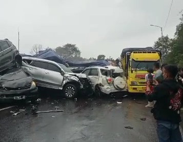 Kecelakaan lalu lintas beruntun di Tol Cipularang. (Foto/istimewa).