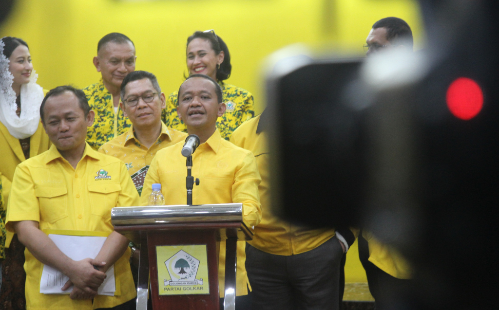 Ketua Umum Partai Golkar Bahlil Lahadalia dan Sekretaris Jenderal Muhammad Sarmuji bersama jajaran pengurus saat memberikan keterangan kepada wartawan terkait susunan kepengurusan periode 2024-2029 di Kantor DPP Partai Golkar, Kemanggisan, Jakarta Barat, Kamis (7/11/2024). (BeritaNasional.com/Oke Atmaja)