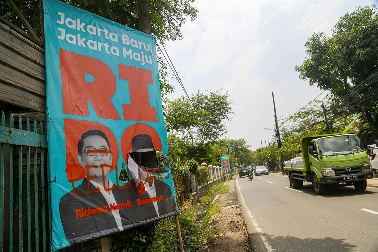 Baliho Calon Gubernur dan Wakil Gubernur Nomor Urut 1, Ridwan Kamil dan Suswono dirusak di sepanjang kawasan Jalan Pulo Gebang hingga Cakung, Jakarta Timur, Minggu(10/11/2024). (BeritaNasional.com/Oke Atmaja)