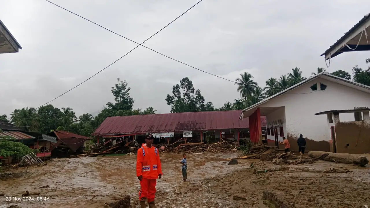 Banjir bandang menerjang Kabupaten Tapanuli Selatan, Sumatera Utara, sejak Sabtu (23/11/2024). (Foto/BNPB)