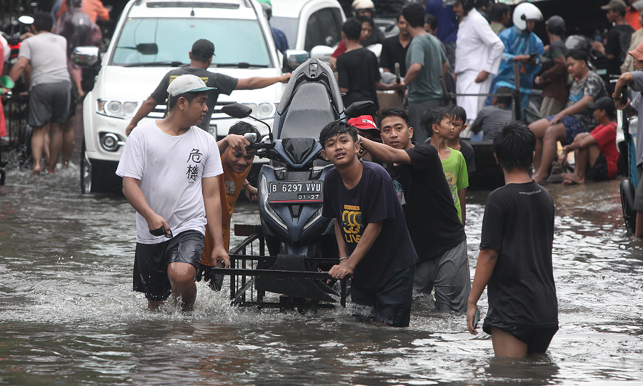 Banjir rob menggenangi sebagian wilayah Jakarta Utara. (BeritaNasional/Oke Atmaja)