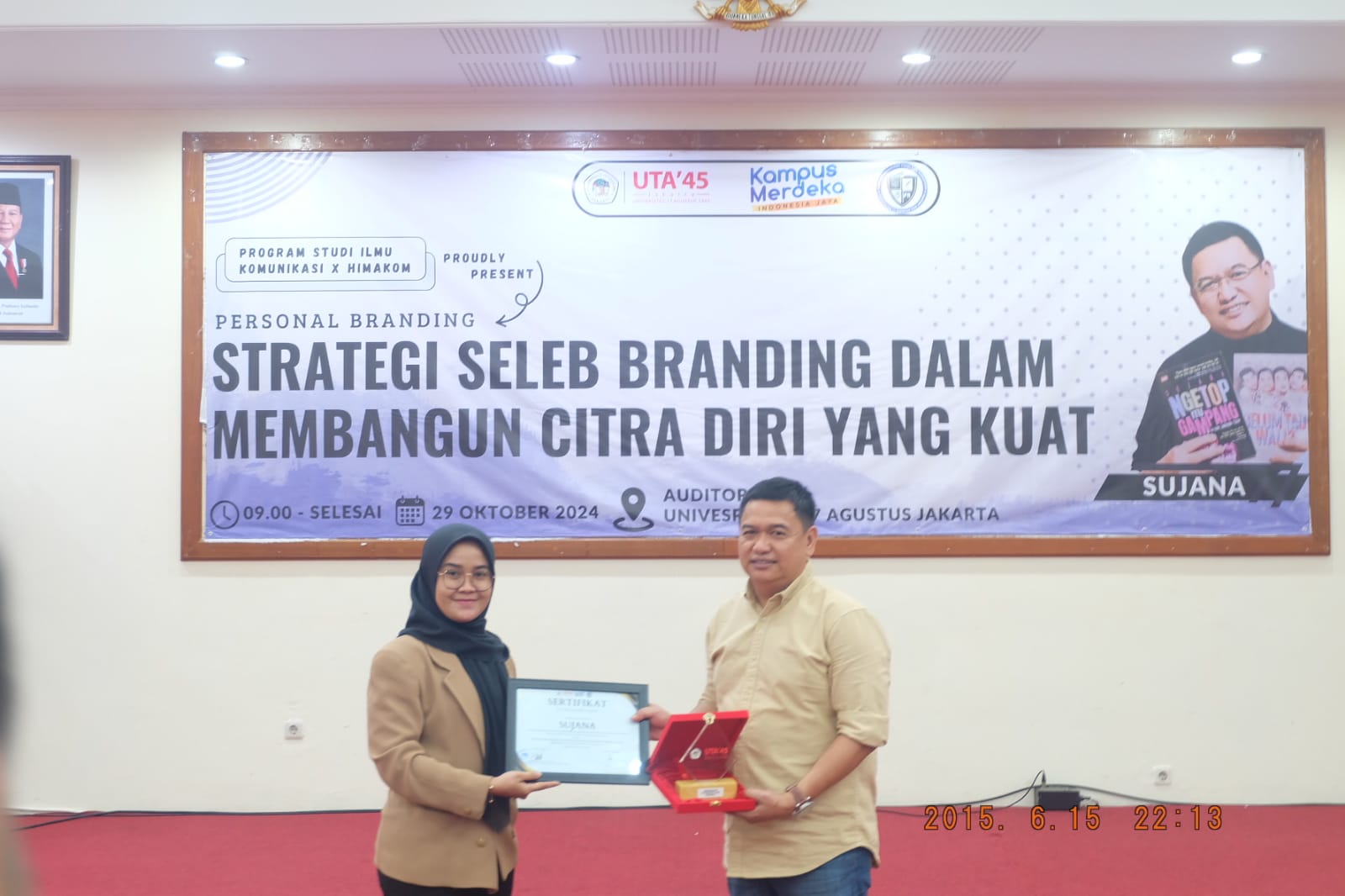 Om Jana saat mengisi seminar personal branding dengan tema “Strategi Seleb Branding dalam Membangun Citra Diri yang Kuat”. (Foto/HIMAKOM Universitas 17 Agustus 1945)