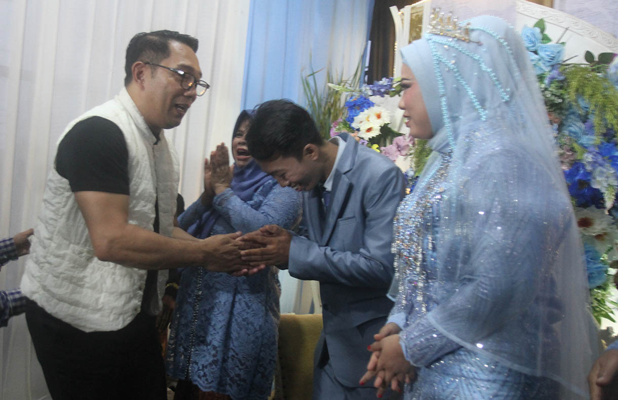 Calon Gubernur Jakarta Ridwan Kamil menyalami pengantin saat blusukan ke Kampung Menteng Jaya, Jakarta, Minggu(3/11/2024).  (BeritaNasional.com/Oke Atmaja)