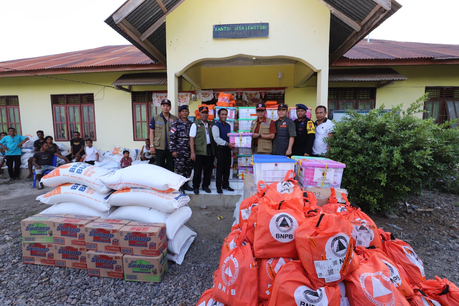 BNPB serahkan bantuan ke Warga Desa Terisolir Imbas Erupsi Gunung Lewotobi. (Foto/BNPB).