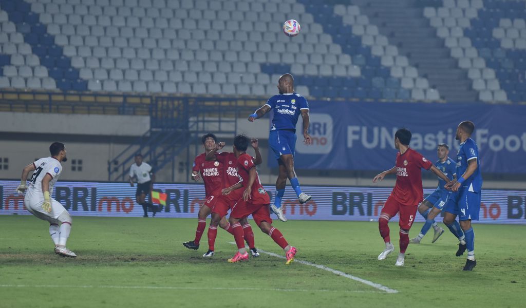 Bomber Persib David da Silva saat melompat untuk menyundul bola. (Foto/Persib.co.id)