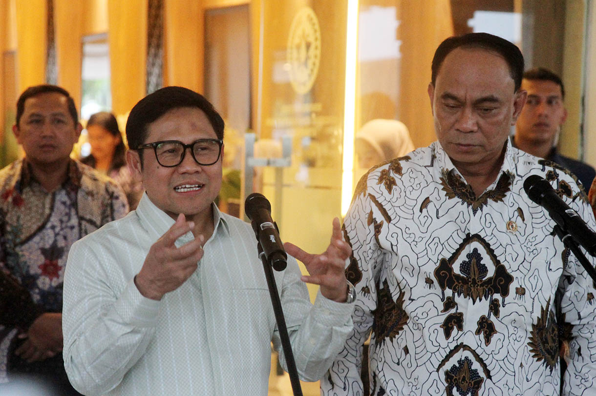 Menko Pemberdayaan Masyarakat Cak Imin bersama Menteri Koperasi Budi Arie Setiadi memberikan keterangan pers usai melakukan rapat bersama di Kemenko Pemberdayaan Masyarakat, Jakarta Pusat, Selasa (5/11/2024). (BeritaNasional.com/Oke Atmaja)