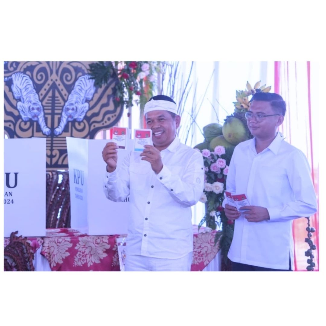 Cagub Jawa Barat Dedi Mulyadi saat akan mencoblos surat suara Pilkada 2024. (Foto/Instagram/@dedimulyadi71)