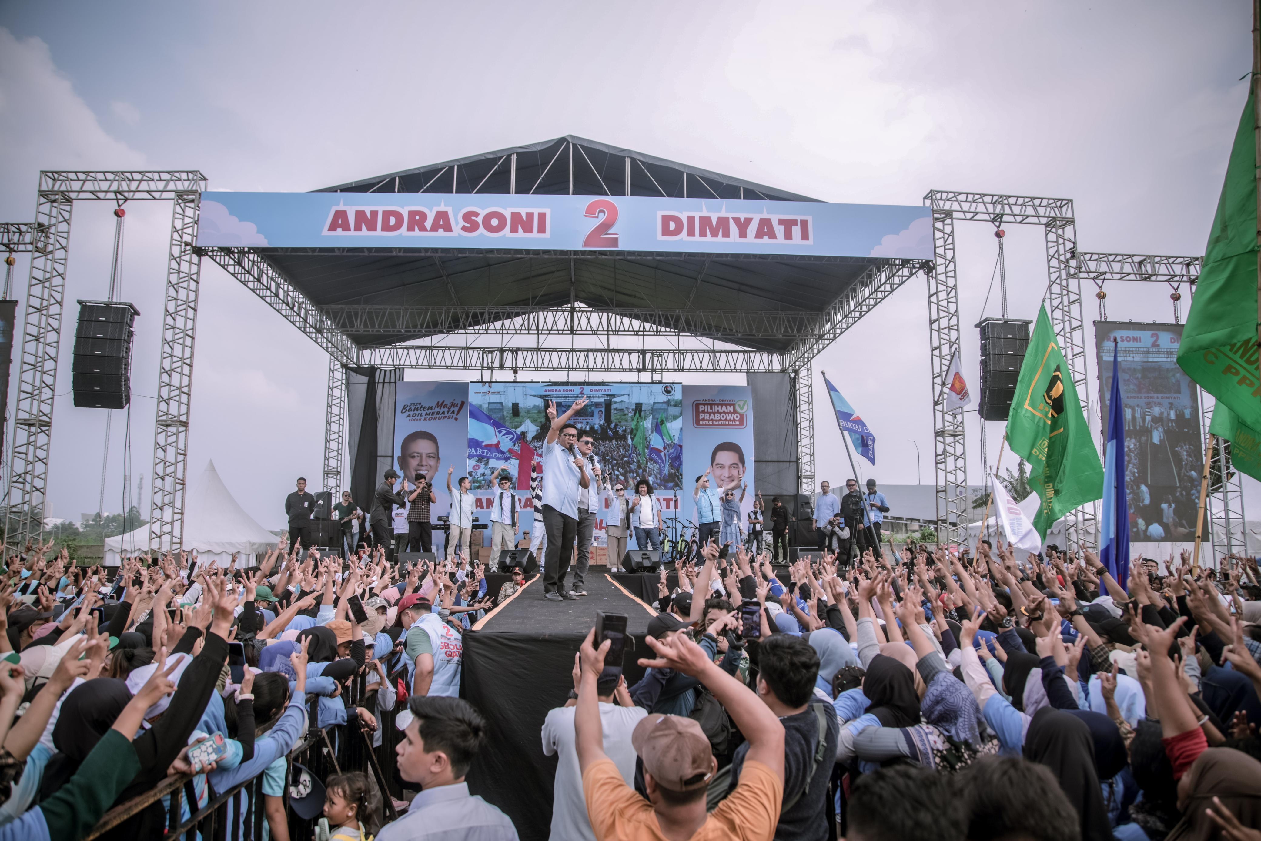 Pasangan Calon Gubernur dan Wakil Gubernur Banten Andra Soni-Dimyati Natakusumah saat menghadiri Konser Banten Maju. (Foto/Tim Media Andra Soni-Dimyati)