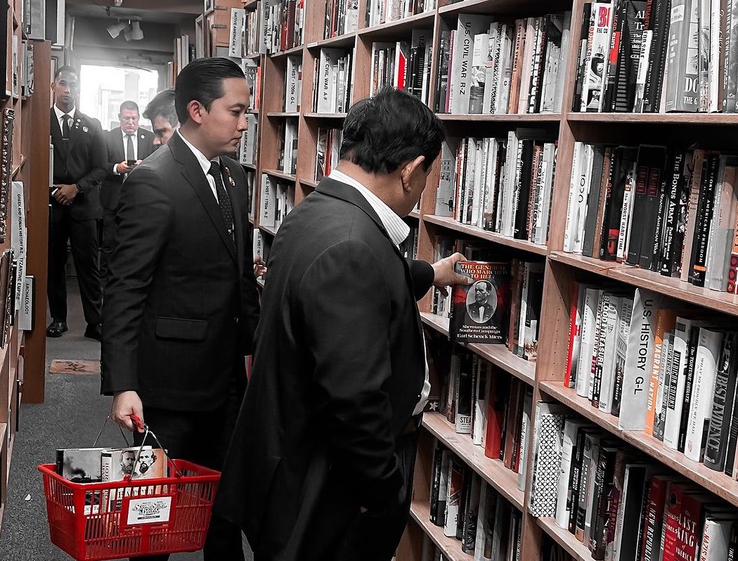 Prabowo Sempatkan Diri Mampir ke Toko Buku di Amerika Serikat. (Foto/instagram/rizky_irmansyah).