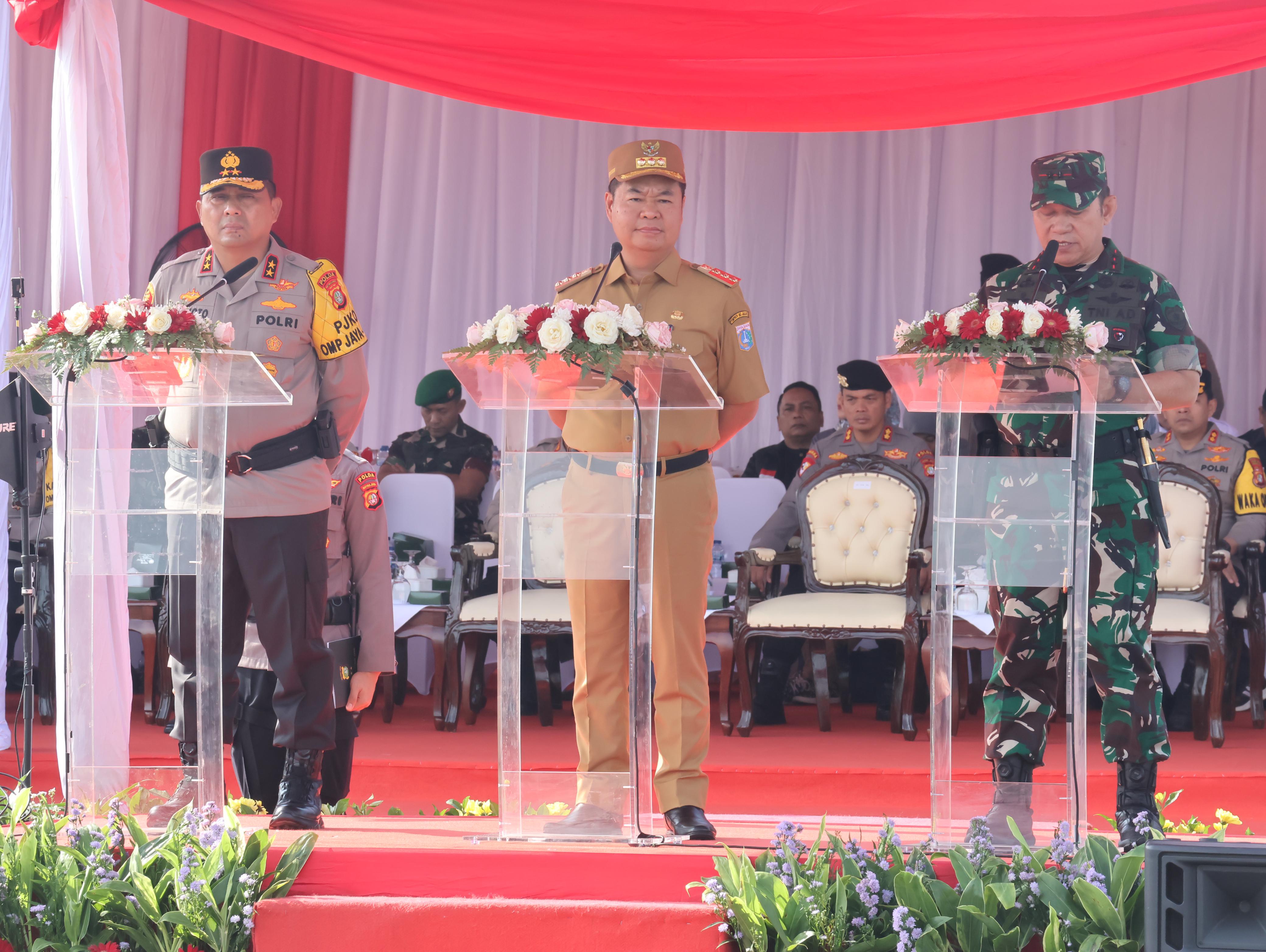 Dari kiri, Kapolda Metro Jaya Irjen Pol Karyoto, Pangdam Jaya Mayjen TNI Rafael Granada Baay, dan Pj Gubernur DKI Jakarta Teguh Setyabudi saat apel di Monas, Jakarta Pusat. (Foto/Polda Metro Jaya)