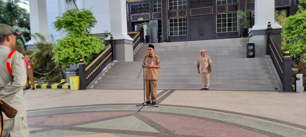 Gubernur Kalimantan Selatan (Kalsel) Sahbirin Noor atau Paman Birin saat memimpin apel ASN. (Foto/kalselprov.go.id)