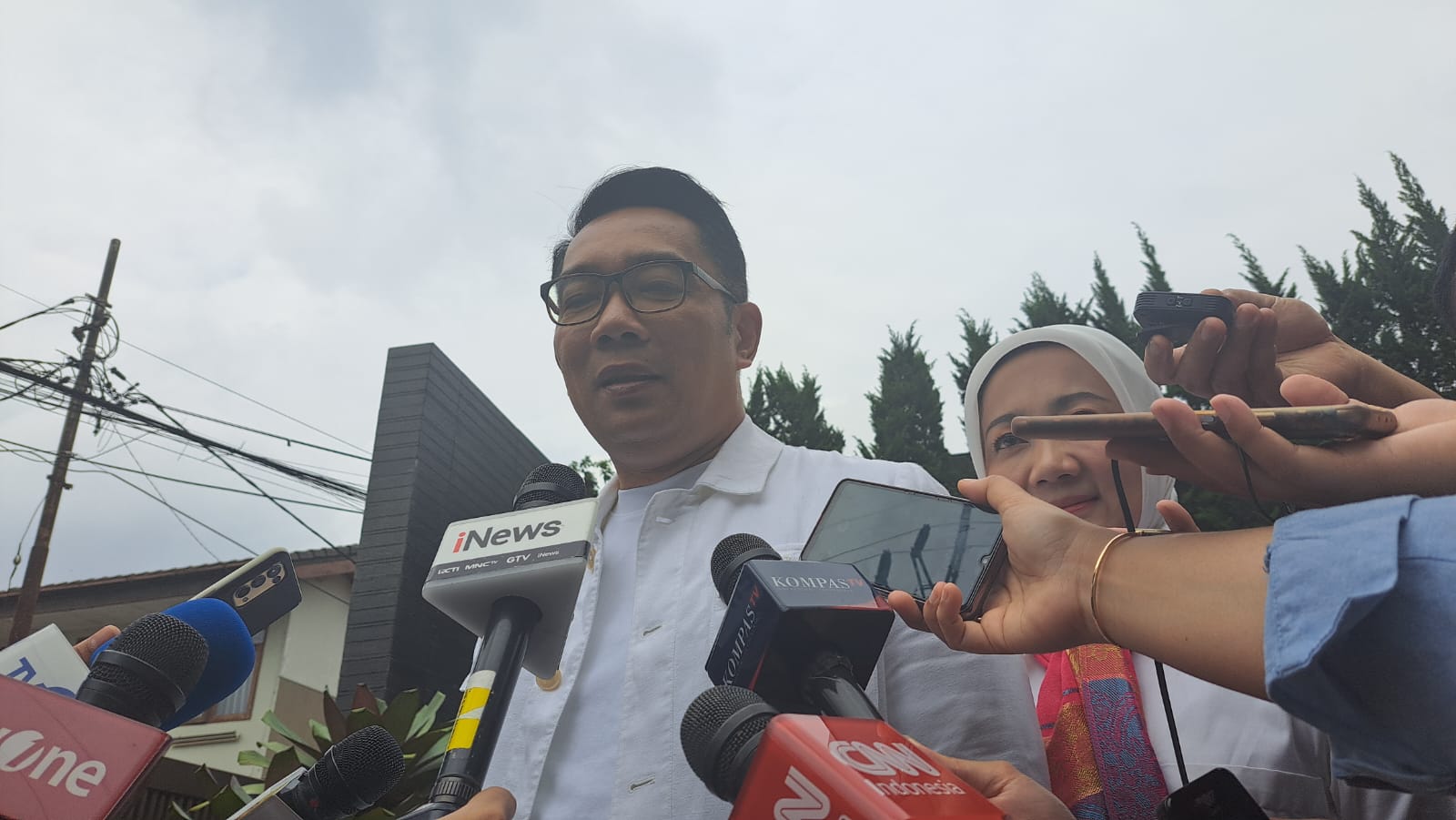 Cagub nomor urut 1 Ridwan Kamil saat diwawancarai. (BeritaNasional/Lydia)