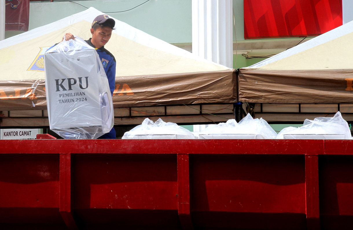 Petugas Pasukan mengangkat kotak suara berisi logistik Pilkada 2024 ke atas mobil bak di Kantor Kecamatan Menteng, Jakarta Pusat, Selasa (26/11/2024). (BeritaNasional.com/Oke Atmaja)