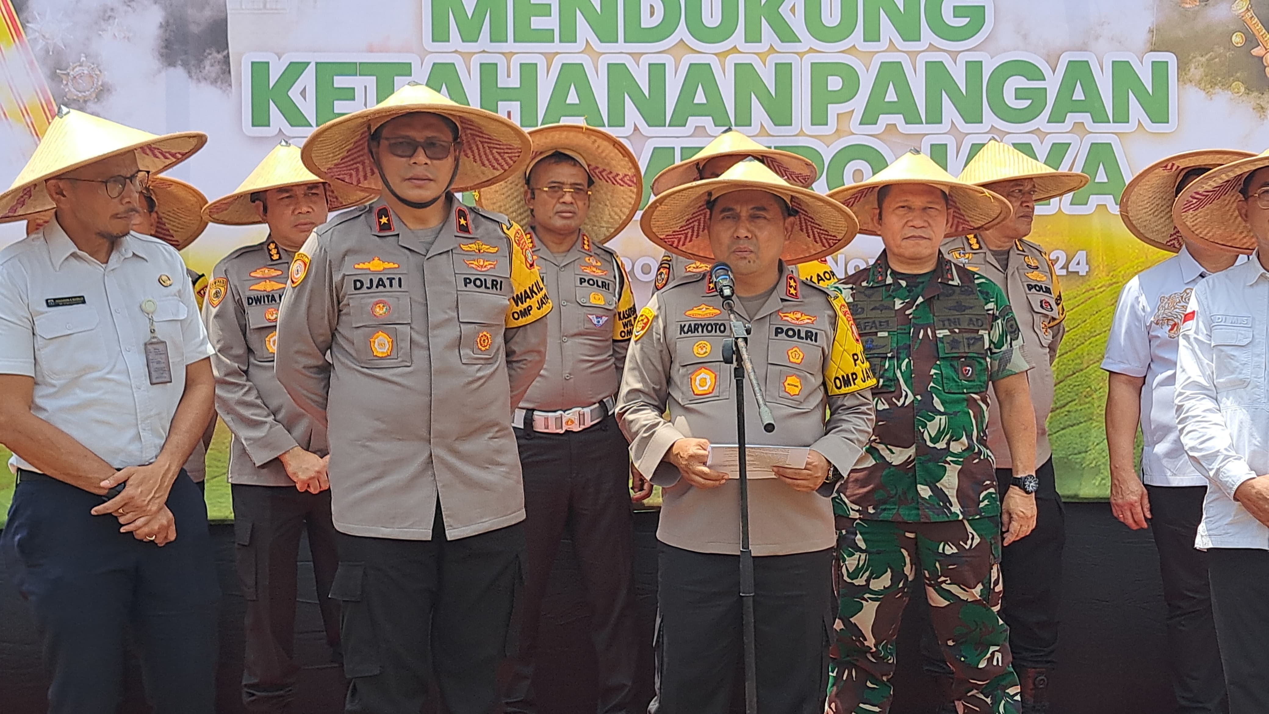 Kapolda Metro Jaya Irjen Karyoto saat penanaman bibit jagung di lahan sekitar SPN Lido Polda Metro Jaya, Kabupaten Bogor, Rabu (20/11/2024). (Foto/Humas Polda)