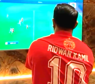 Momen Ridwan Kamil menyaksikan laga Persija, lengkap dengan mengunakan jersey oranye. (Foto/ tangkapan layar Instagram @plesbol.inc)