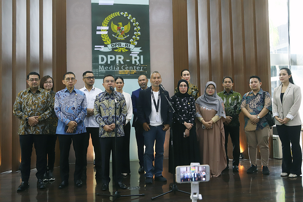 Wakil Ketua DPR RI, Sufmi Dasco Ahmad menerima 4 menteri dan tim produksi pembuat film "Woman From Rote Island" di ruang delegasi, Kompleks Parlemen, Jakarta. (BeritaNasional/Elvis sendouw)