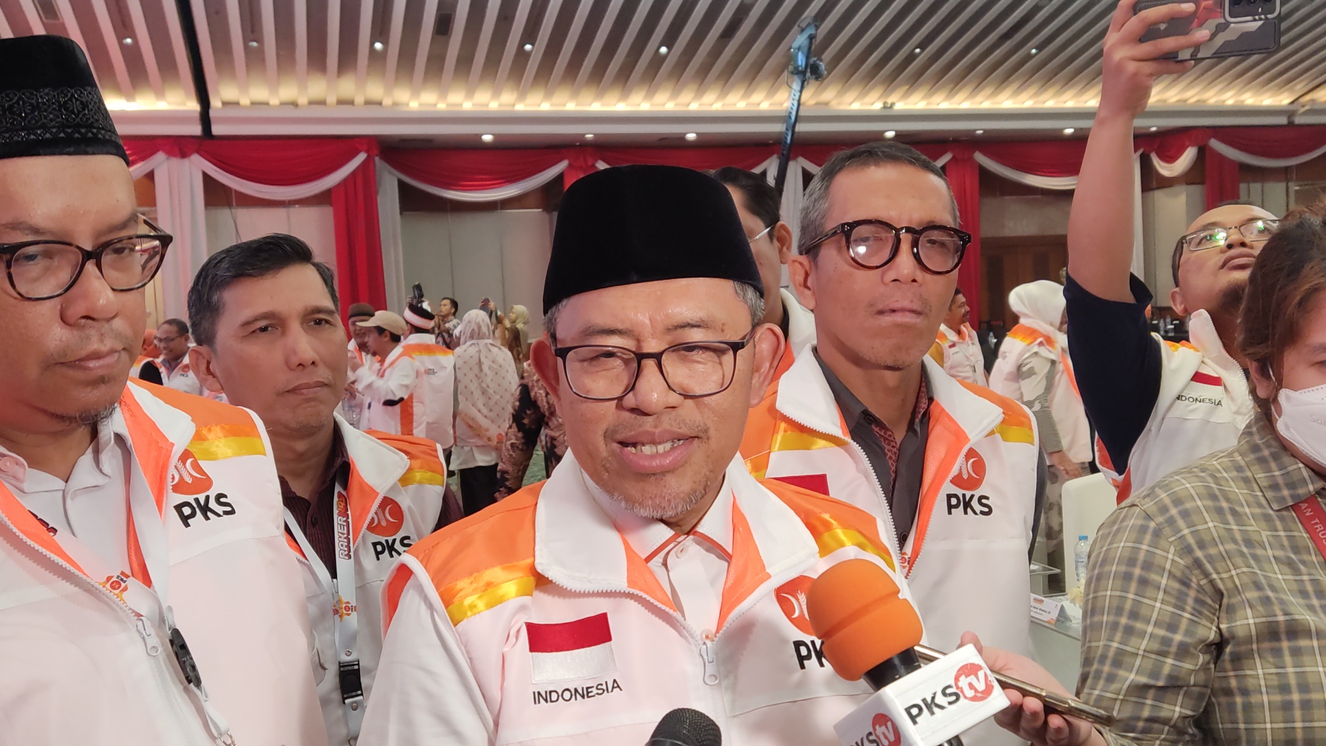 Pelaksana Harian (Plh) Presiden PKS Ahmad Heryawan setelah Rakernas PKS 2024 di Jakarta. (BeritaNasional/Ahda)