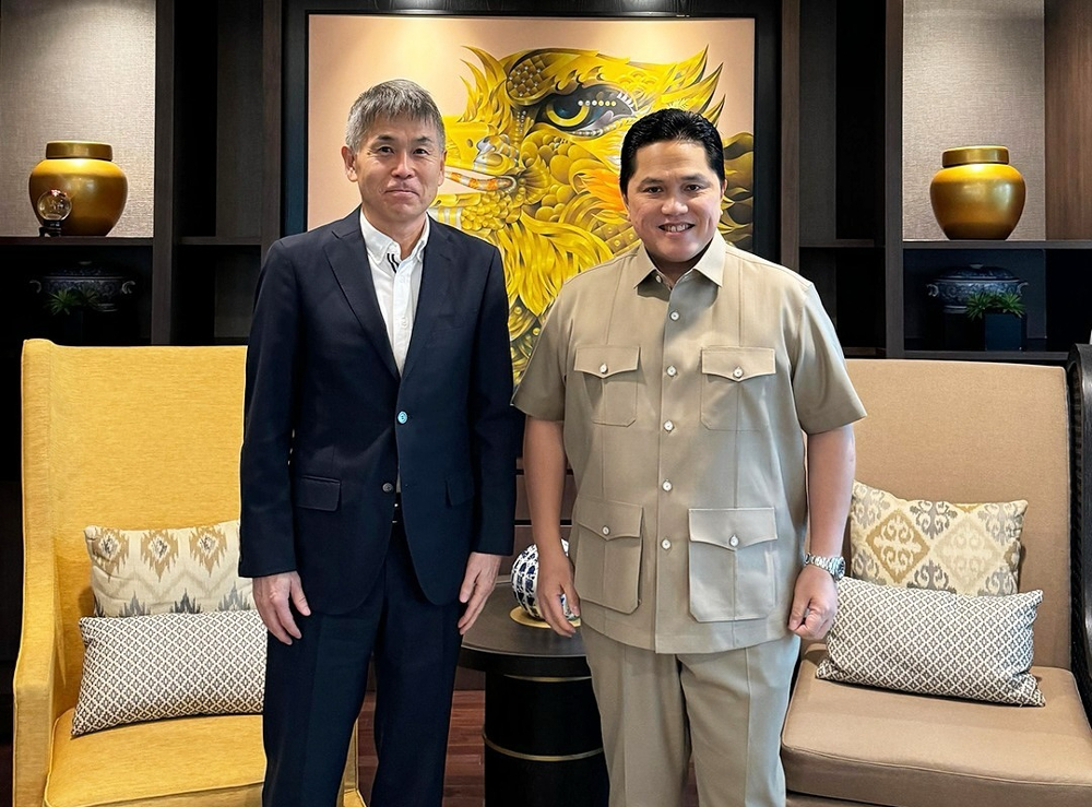 Ketum PSSI Erick Thohir (kanan) bersama Ketua Komite Wasit Yoshimi Ogawa. (Foto/Instagram @erickthohir)