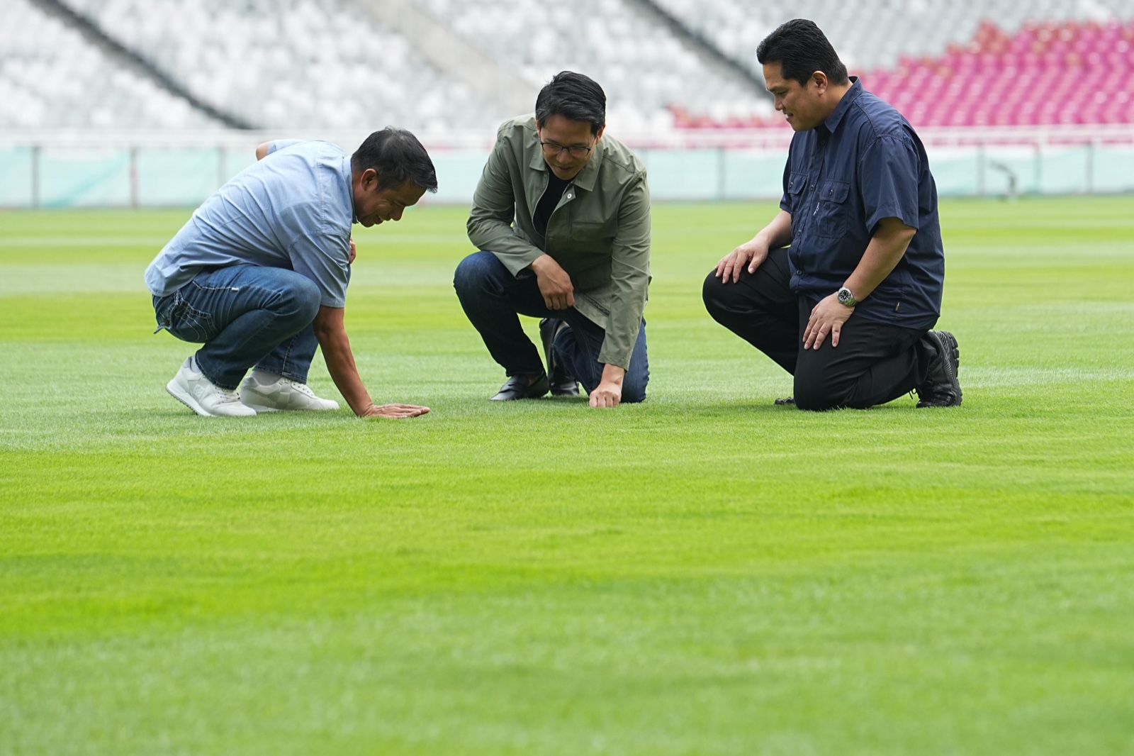 Ketua Umum PSSI Erick Thohir saat meninjau rumput SUGBK. (Foto/PSSI).