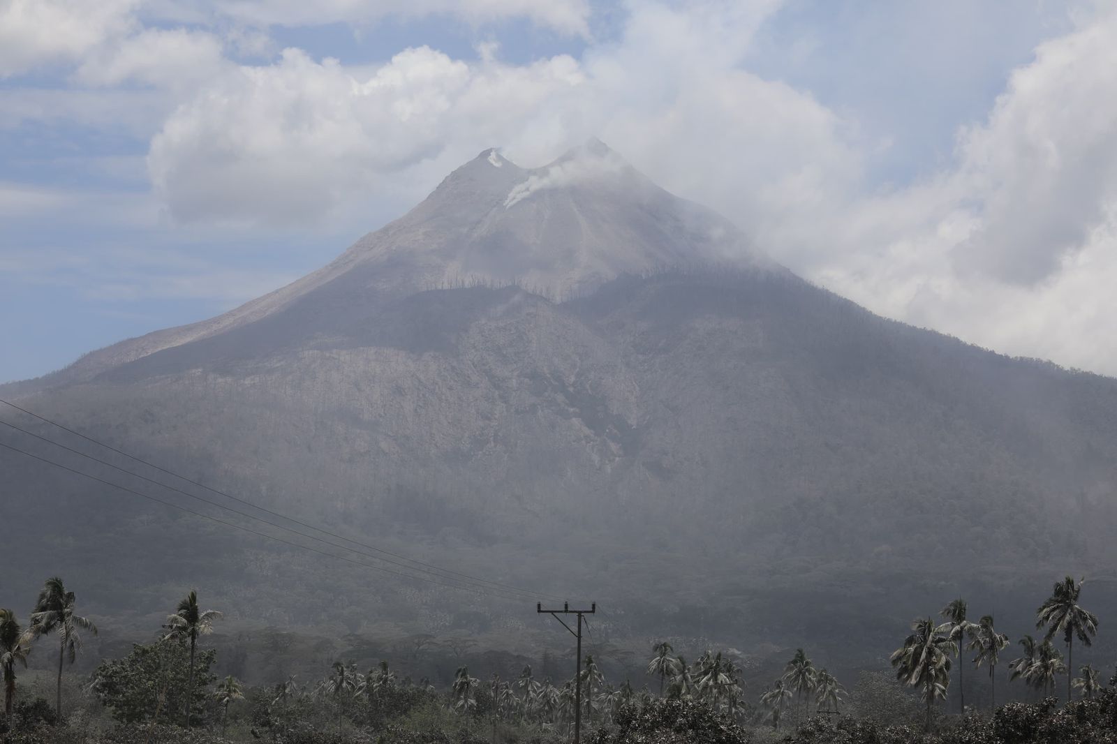 Erupsi Gunung Lewotobi Laki-laki, Pemerintah Percepat Relokasi Warga. (Foto/BNPB).