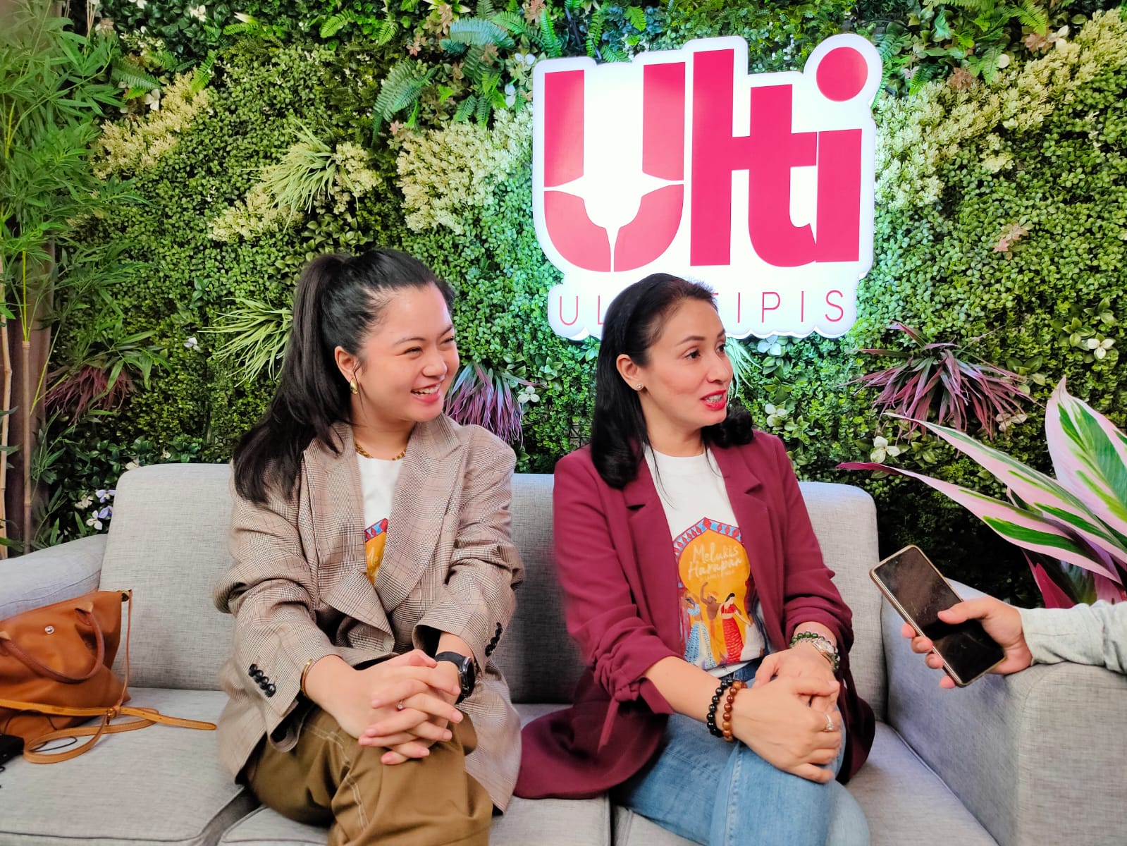 Produser film Melukis Harapan di Langit India Heera Vasandani (kanan) bersama pemain film Naomi Ivo saat berada di Studio Berita Nasional TV. (BeritaNasional/Bagas Kusumohadi)