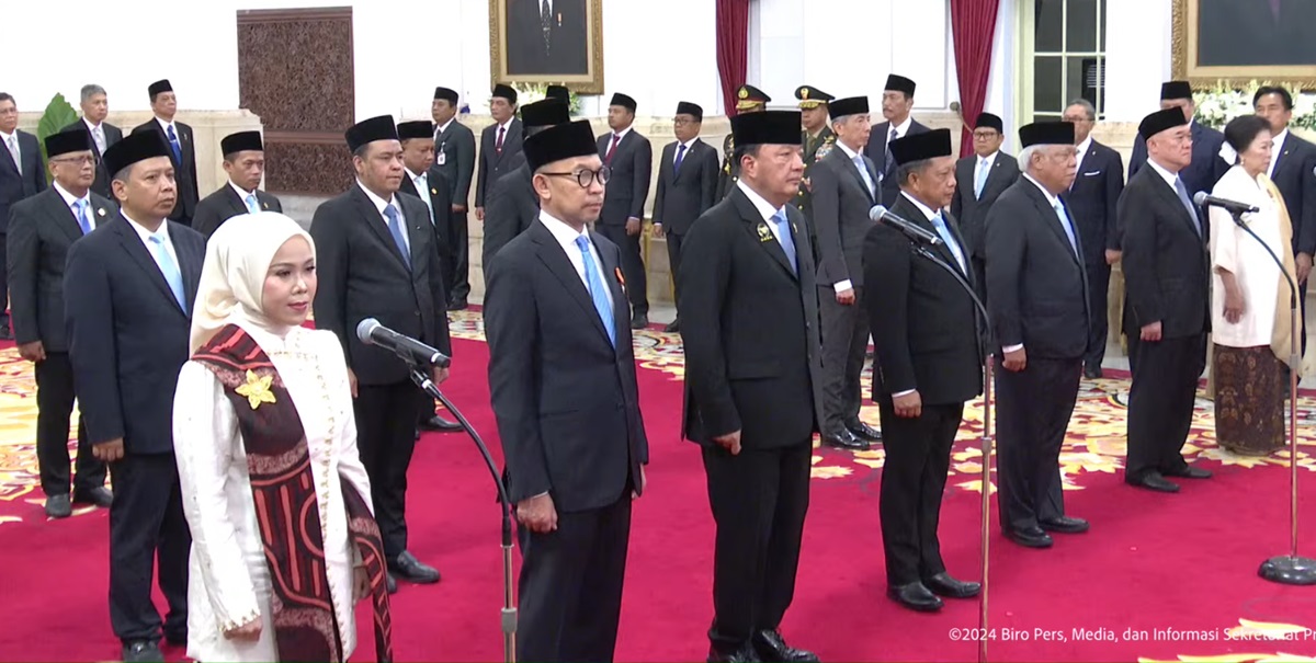 Presiden Prabowo Subianto melantik Iffa Rosita menjadi anggota atau komisioner KPU masa jabatan tahun 2022-2027. (Foto/YouTube Sekretariat Presiden)