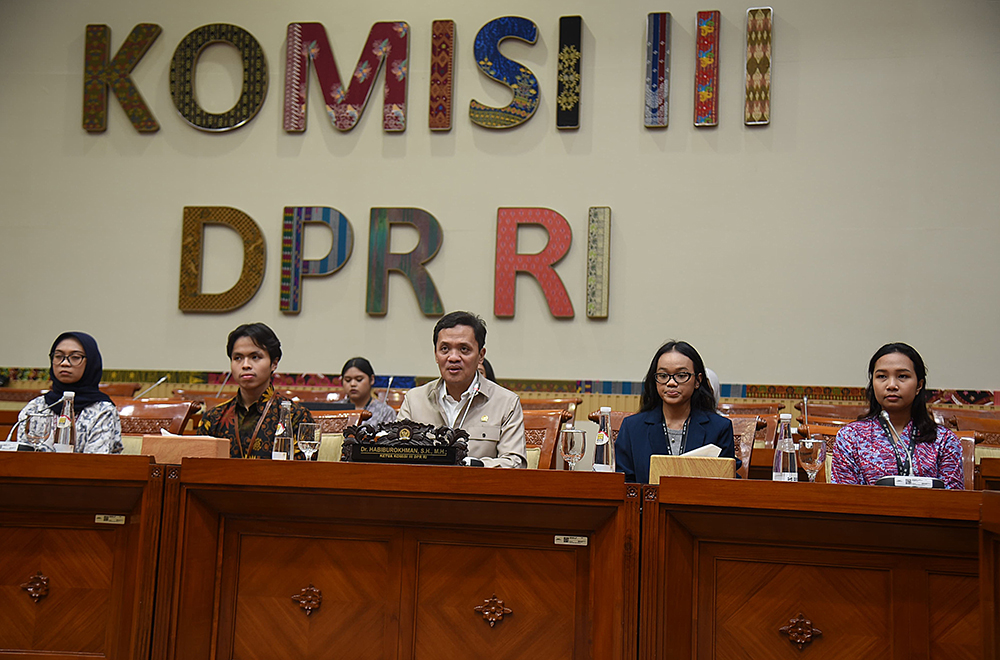 Ketua Komisi III DPR RI Habiburokhman memberikan keterangan kepada wartawan terkait kasus polisi tembak polisi yang terjadi di Solok Selatan, Jumat (22/11/2024) di Gedung DPR RI, Jakarta. (BeritaNasional/Elvis Sendouw/dok Parlemen)