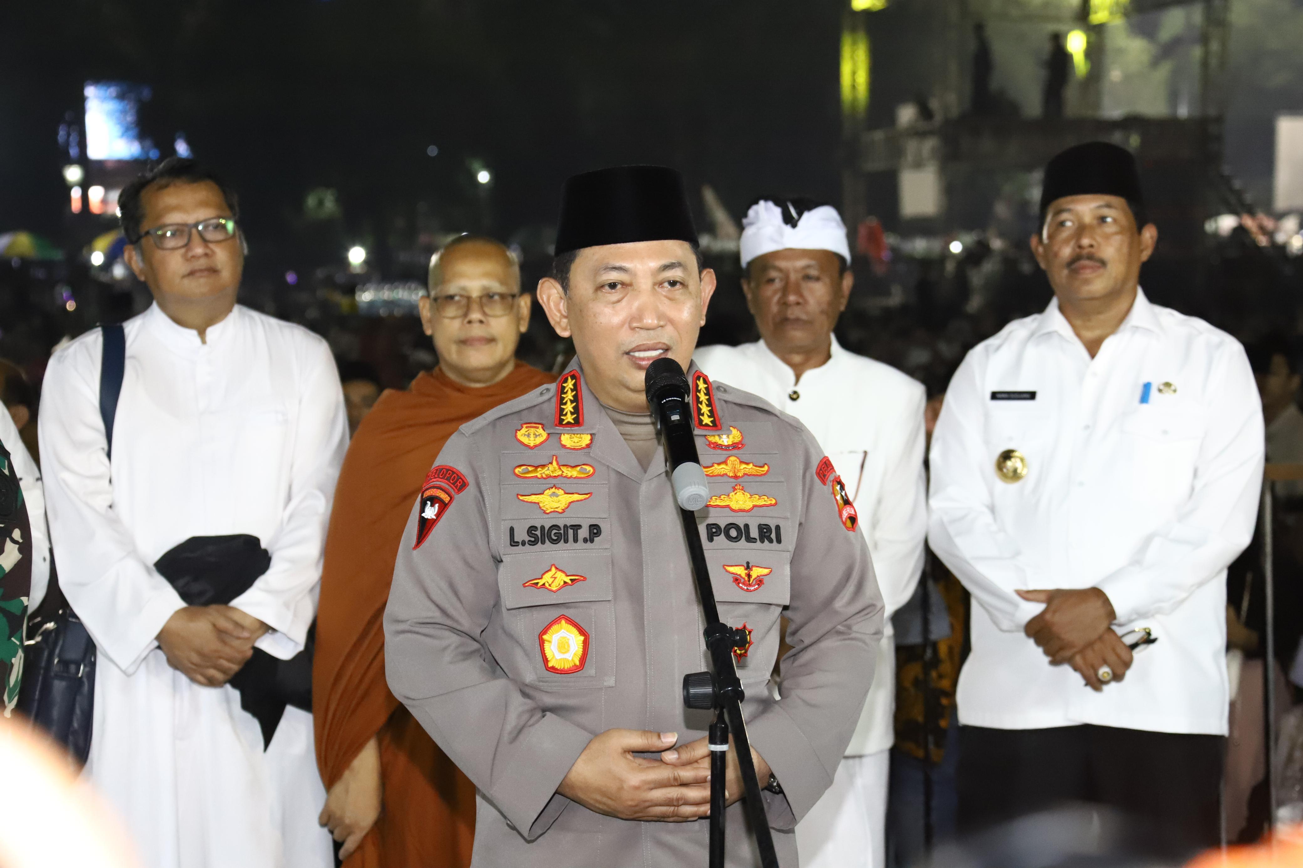 Kapolri Jenderal Pol Listyo Sigit Prabowo saat memberikan keterangan setelah mengikuti doa bersama di Semarang. (Foto/Kontributor/Febry Mustafat)