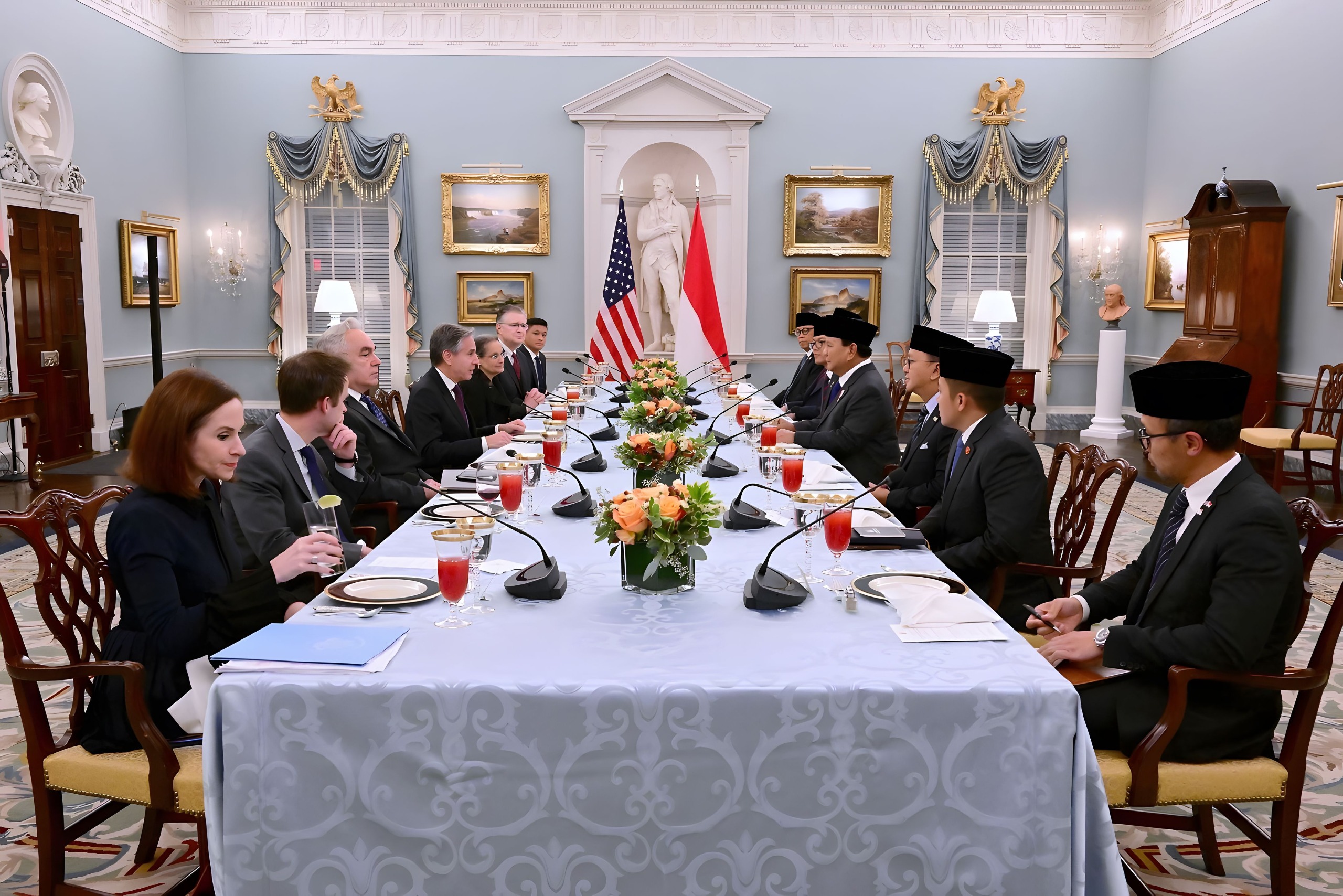 Presiden RI Prabowo Subianto menghadiri undangan makan malam bersama dengan Menteri Luar Negeri Amerika Serikat (AS) Antony Blinken. (Foto/Tim Prabowo)