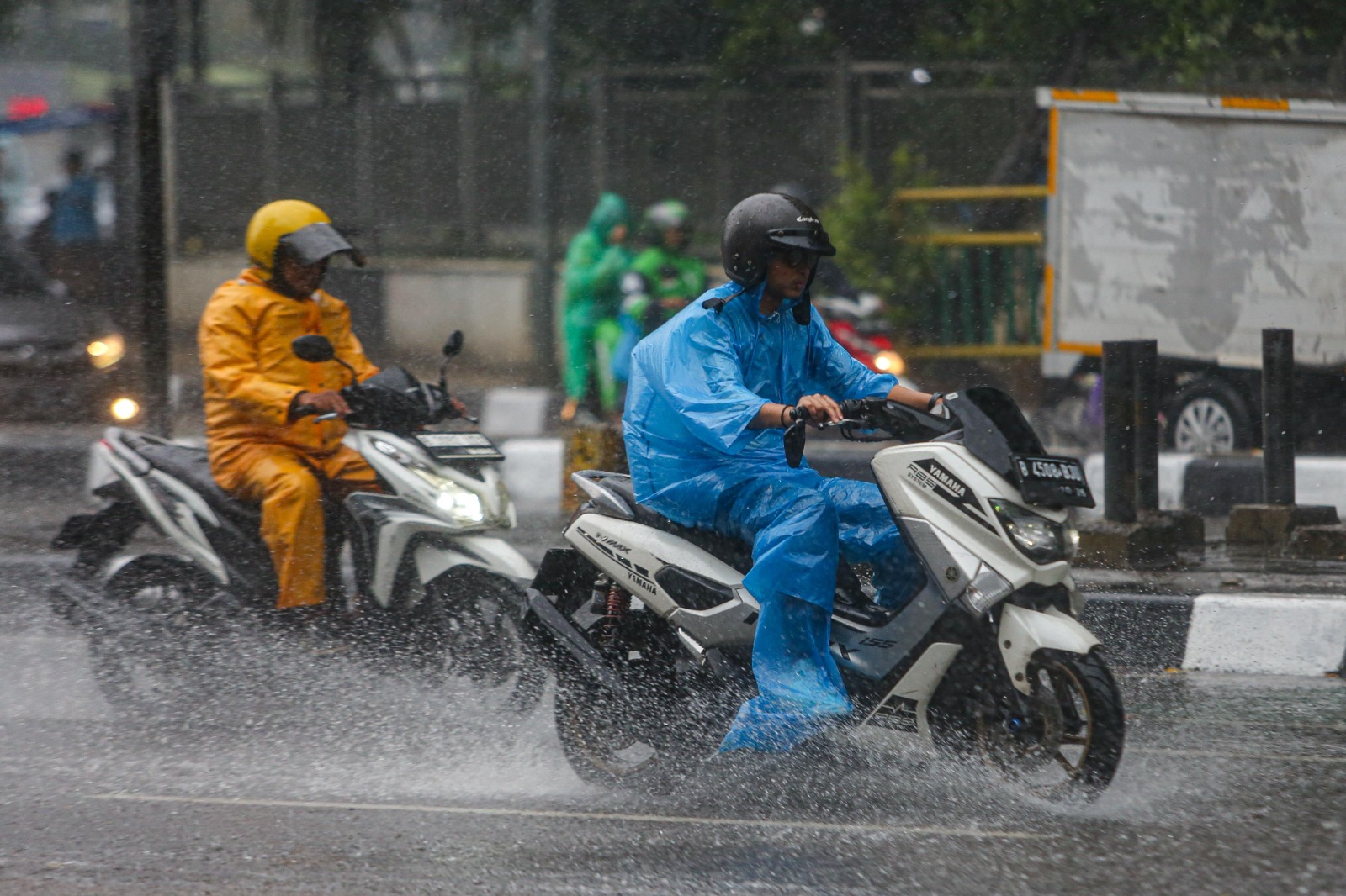 Pengendara melintas saat hujan mengguyur Jakarta. (BeritaNasional/Oke Atmaja).