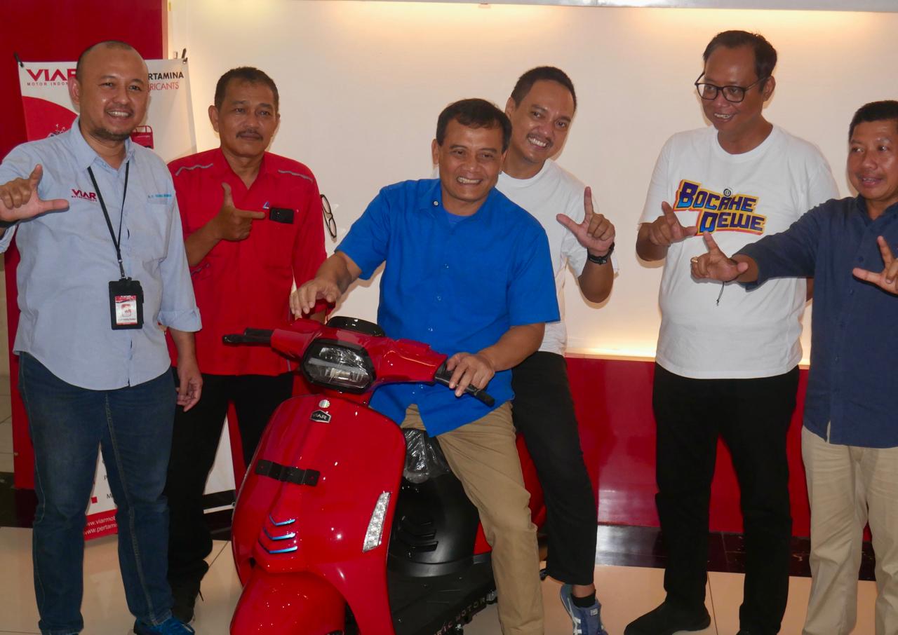 Cagub Ahmad Luthfi Kenalkan Motor Listrik Lokal. (BeritaNasional/Kontributor/Febri Mustafat)