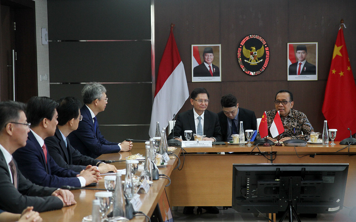 Menteri Koordinator Bidang Pembangunan Manusia dan Kebudayaan (Menko PMK) Pratikno (kanan) menerima kunjungan resmi dari Gubernur Guangxi China Lan Tianli (kiri) di Gedung Kemenko PMK, Jakarta Pusat, Kamis (28/11/2024).(BeritaNasional.com/Oke Atmaja)