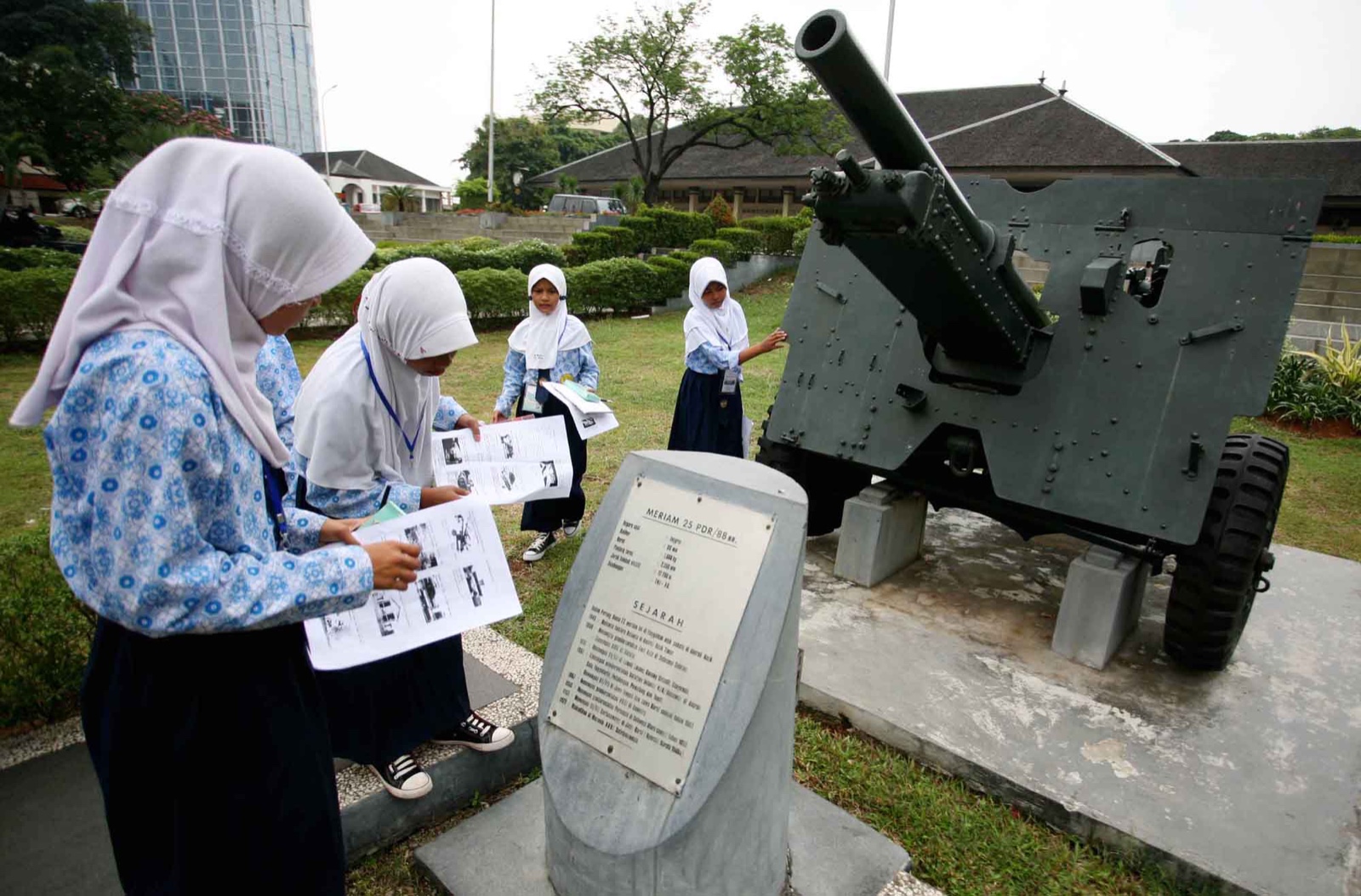 Sejumlah pelajar mengunjungi Museum Satria Mandala. (BeritaNasional/Oke Atmaja)