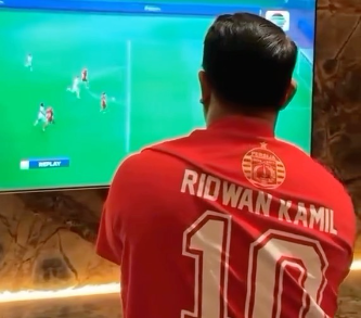 Momen Ridwan Kamil menyaksikan laga Persija, lengkap dengan mengunakan jersey oranye. (Foto/ tangkapan layar Instagram @plesbol.inc)