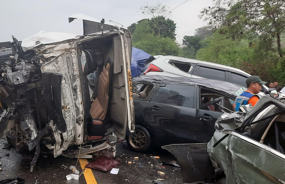 Evakuasi 21 kendaraan yang ringsek akibat tabrakan beruntun di tol Cipularang km 92 arah Bandung - Jakarta. (BeritaNasional/HO dok Polisi/Elvis Sendouw)