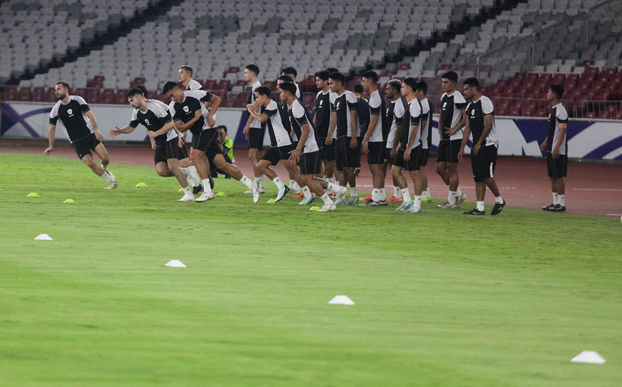 Pesepak bola Timnas Indonesia menjalani sesi latihan resmi di Stadion Utama Gelora Bung Karno, Senayan, Jakarta, Senin (18/11/2024).(BeritaNasional.com/Oke Atmaja)