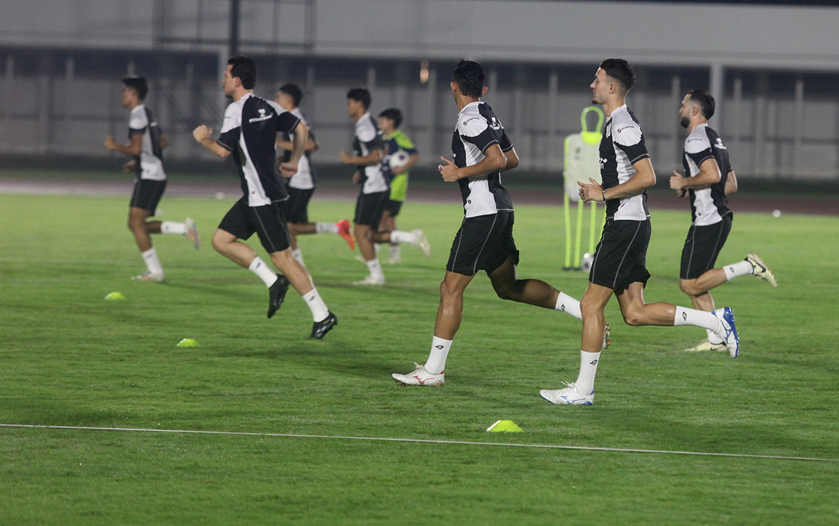 Timnas Indonesia menjalani sesi latihan di kompleks Stadion Madya Gelora Bung Karno, Senayan, Jakarta, Selasa (12/11/2024).  (BeritaNasional.com/Oke Atmaja)