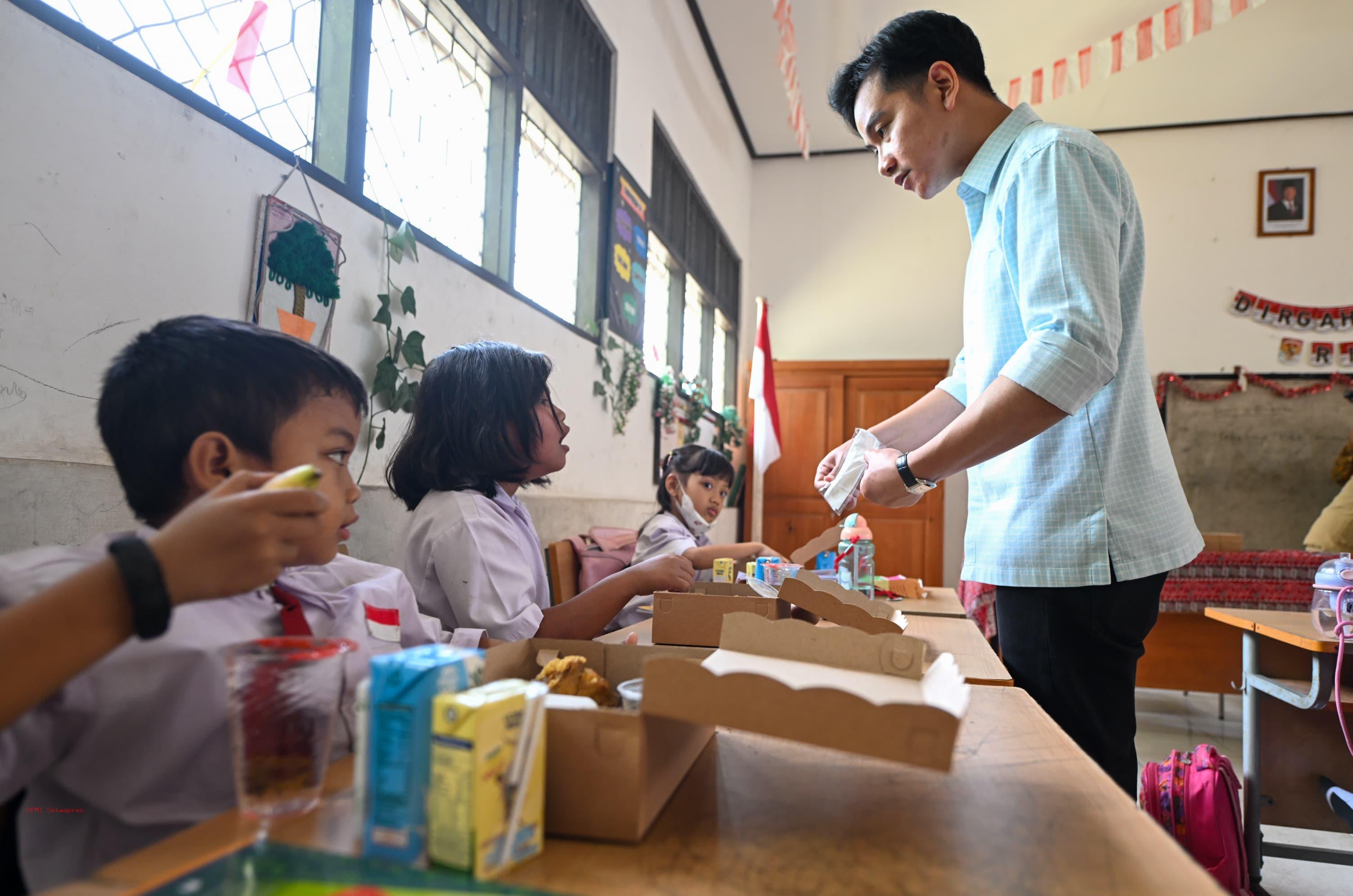 Wakil Presiden Gibran Rakabuming Raka saat meninjau program makan bergizi gratis. (Foto/Setwapres).