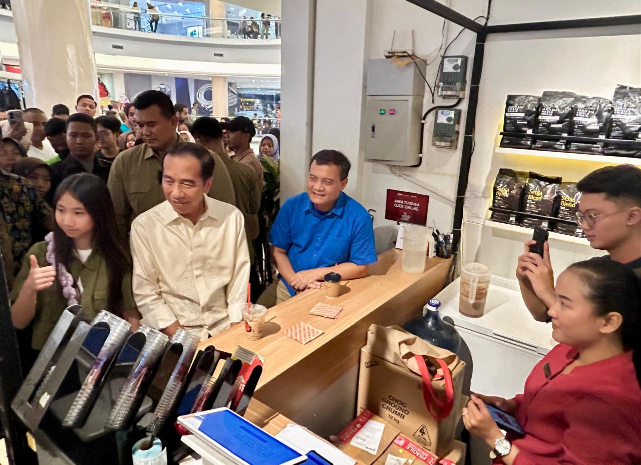 Presiden Jokowi dan Ahmad Luthfi sedang ngopi di salah satu mal. (Foto/Kontributor/Febry).