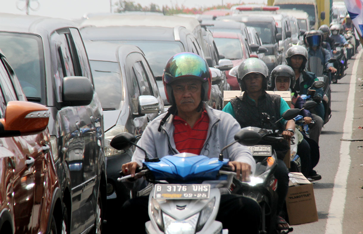 Sejumlah kendaraan bermotor dan mobil melintas di Jalan Matraman, Jakarta, Kamis(21/11/2024).(BeritaNasional.com/Oke Atmaja)