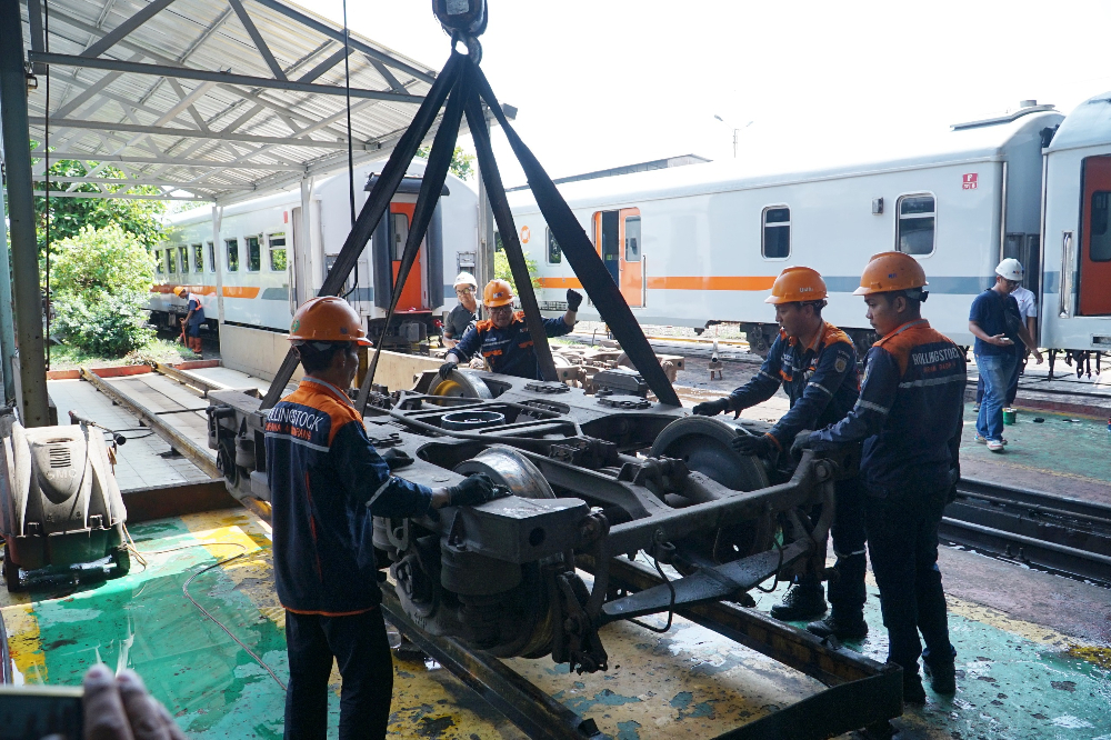 Petugas melakukan perawatan kereta api di Semarang, Jawa Tengah. (Foto/Kontributor/Febry Mustafat)