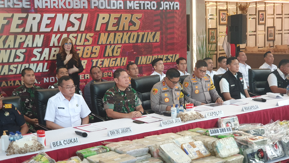 Kapolda Metro Jaya Irjen Pol Karyoto (tengah, depan) mengungkapkan kasus peredaran narkoba jaringan Afganistan. (BeritaNasional/Bachtiarudin Alam)