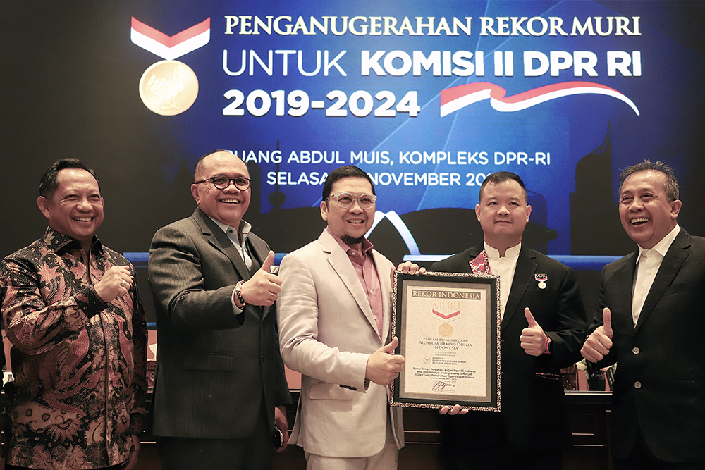 Komisi II periode 2019-2025 menerima piagam rekor MURI atas caoaian kinerja yang menyelesaikan 160 UU dalam satu periode. (BeritaNasional/Elvis Sendouw)