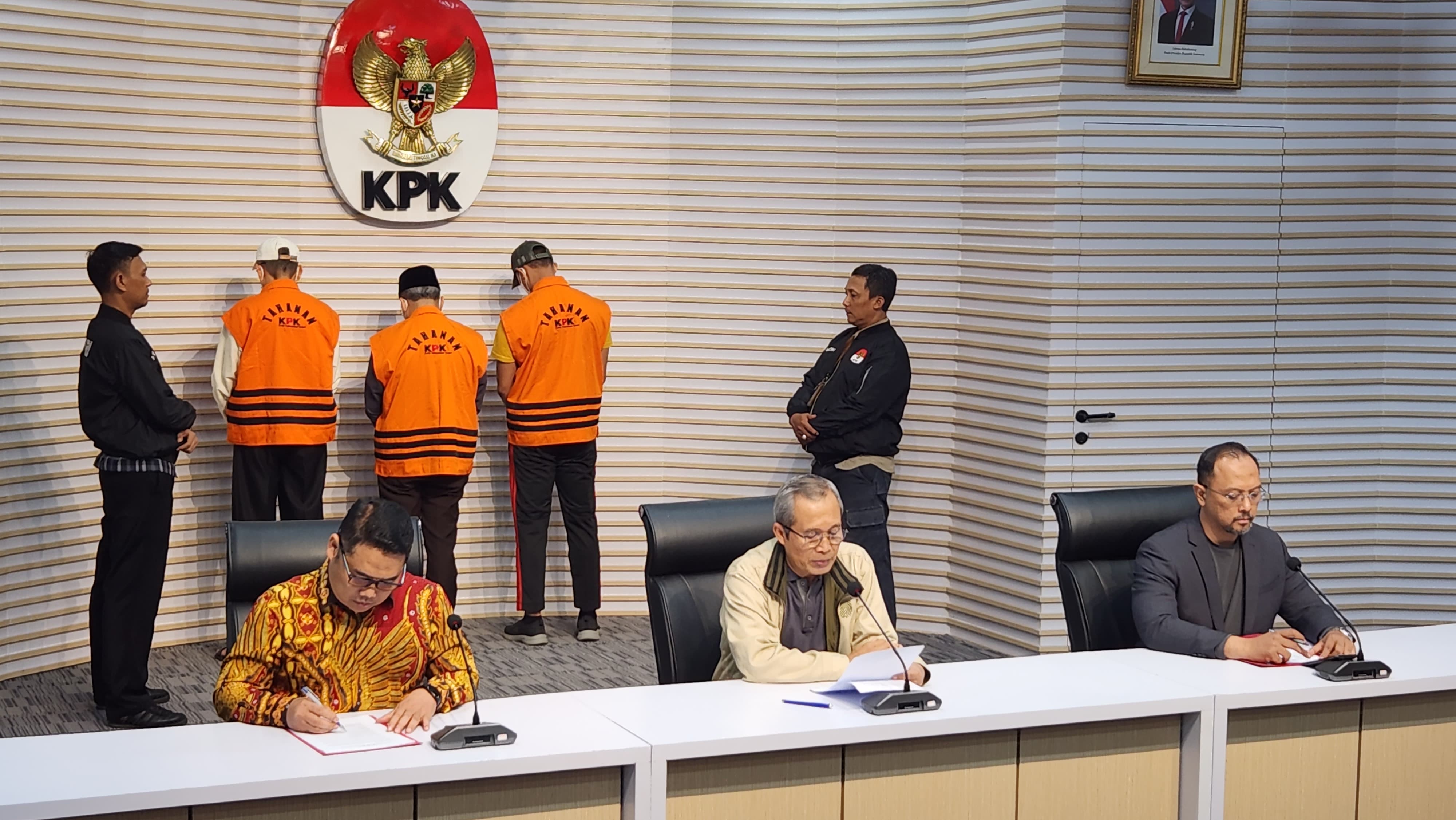 Wakil Ketua KPK Alexander Marwata (tengah, depan) membeberkan kasus dugaan pemerasan dan gratifikasi di Pemprov Bengkulu. (BeritaNasional/Panji Septo)