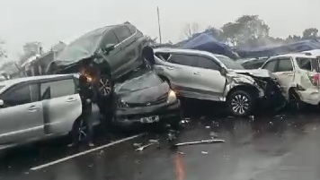 Kecelakaan lalu lintas beruntun di Tol Cipularang. (Foto/istimewa).