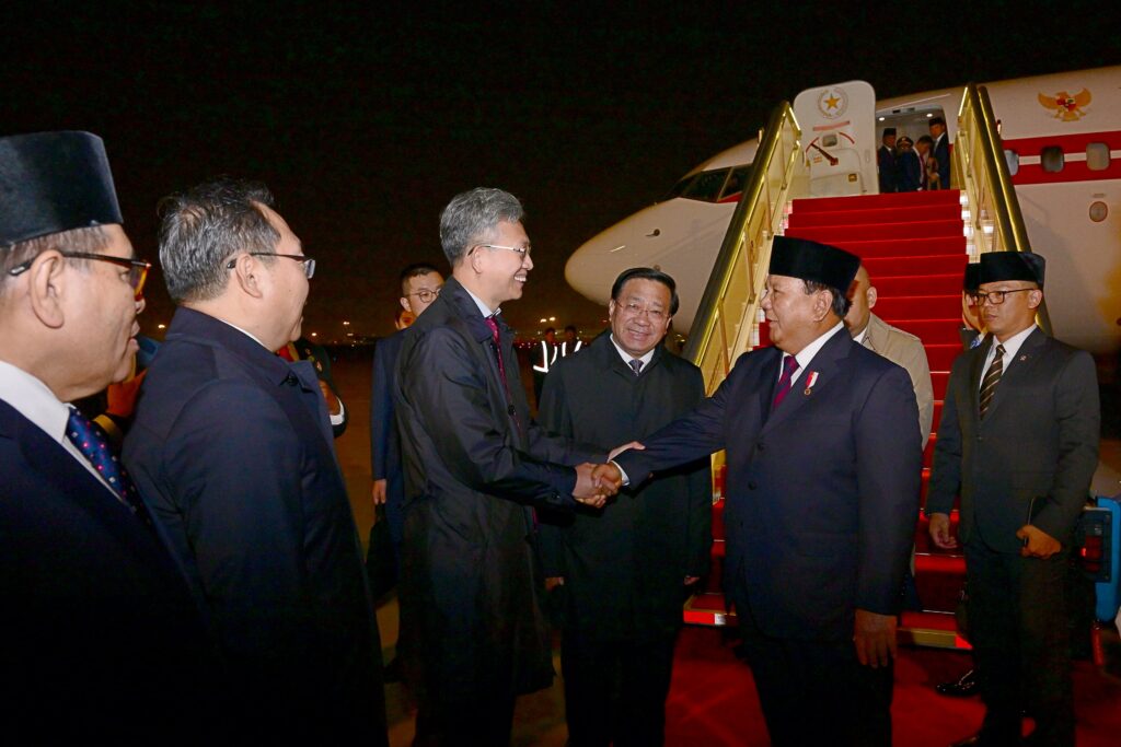 Presiden Indonesia Prabowo Subianto (dua dari kanan) saat tiba Beijing, China. (Foto/BPMI Setpres)