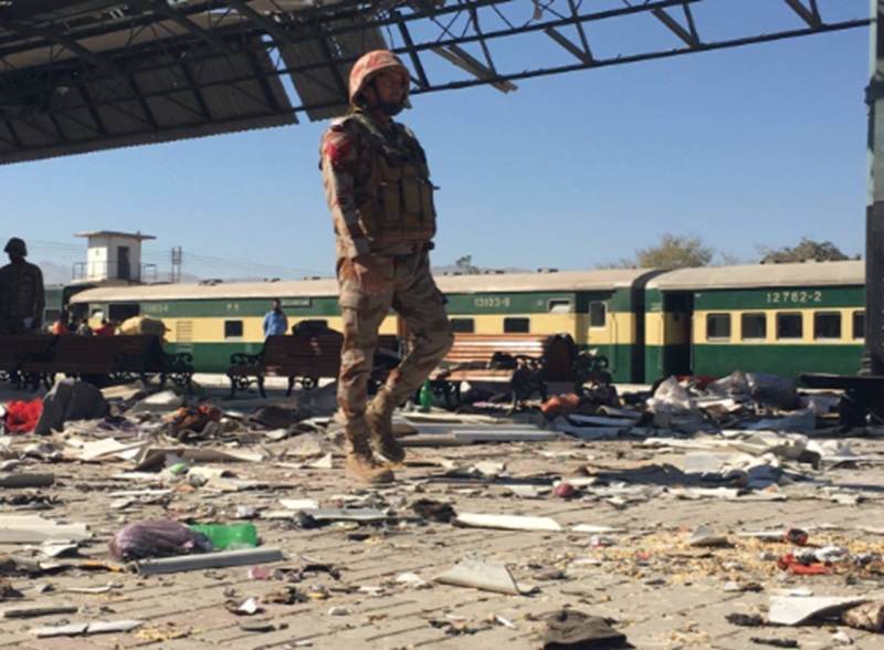 Ledakan di stasiun kereta api Pakistan (Foto/Asharq Al Awsat)