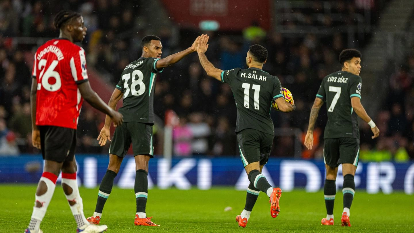 Mohamed Salah bersama rekan-rekannya merayakan gol ke gawang Southampton di Premier League. (Foto/Liverpool.com)